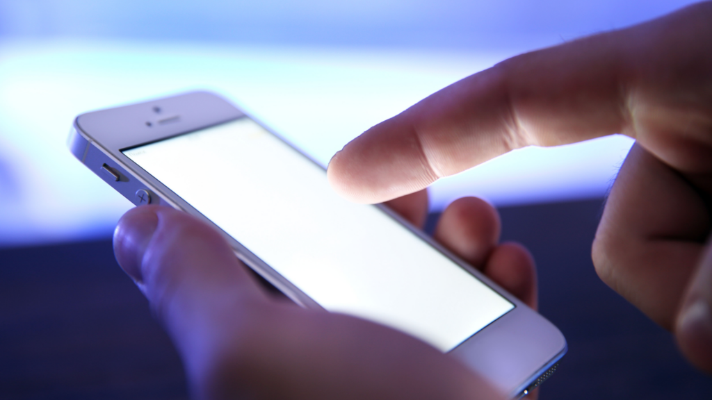 RCS konwersacyjne z funkcjami czatu i AI w Tide Mobile